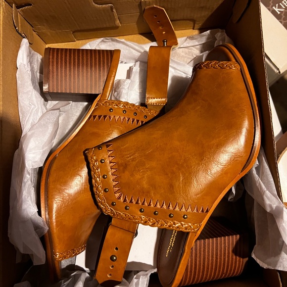 Cloudwalkers Booties Wide Width - Picture 2 of 5